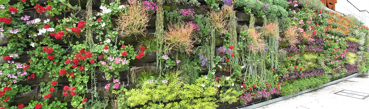 Espaço interior moderno com abundante vegetação integrada e iluminação natural filtrada