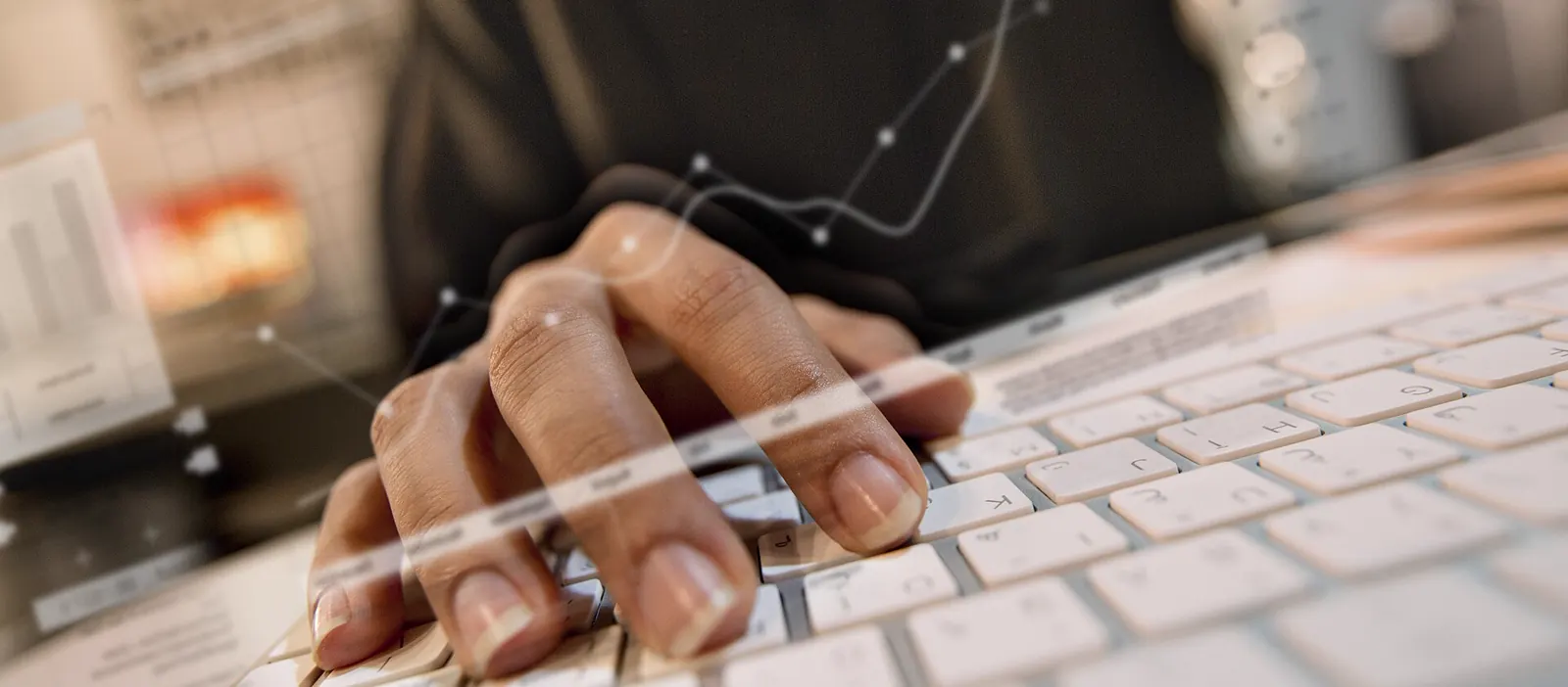 Profissional analisa gráficos de desempenho digital em um computador