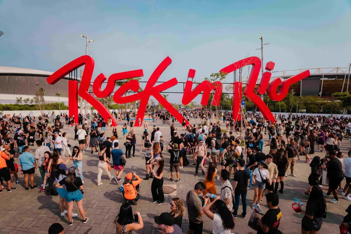 Público em frente ao letreiro do Rock in Rio na Cidade do Rock
